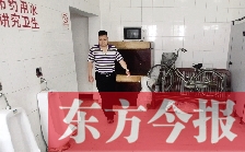 男廁中擺放的電視機、柜子、自行車等物品