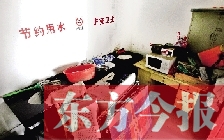 廁所進門中廳，擺放著灶臺、餐桌、床鋪等，乍一看像個客廳