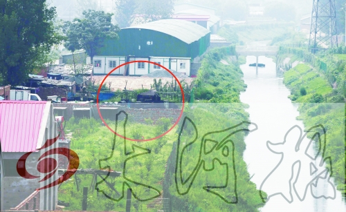 　彩虹橋西南側(cè)有一個(gè)大型地溝油加工窩點(diǎn)，廢水流入旁邊的排水渠。
