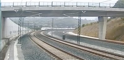 時速190公里的列車通過一個限速80公里的急轉(zhuǎn)彎。