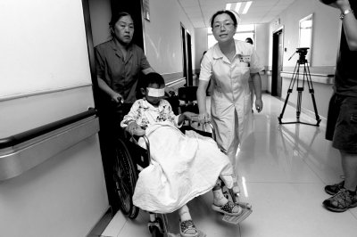 昨天，斌斌被推出病房，準(zhǔn)備換藥。記者 譚青/攝