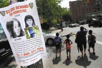 2013年7月23日，貼在紐約街頭的征詢線索傳單，這天是“希望寶寶”被發(fā)現(xiàn)遇害的日子，每年這天警方都
