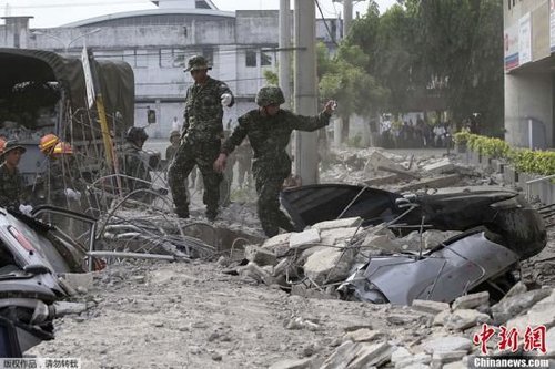 10月15日，菲律賓中部地區(qū)發(fā)生7.2級地震，災情持續(xù)擴大，菲官方稱地震已造成宿務、保和等省份數(shù)十人遇難，數(shù)百人受傷，大批建筑物受損。圖為菲律賓軍方在搜救被困者。