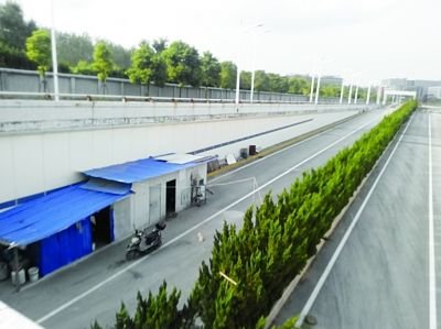 隧道內堆放著大量生活用品。