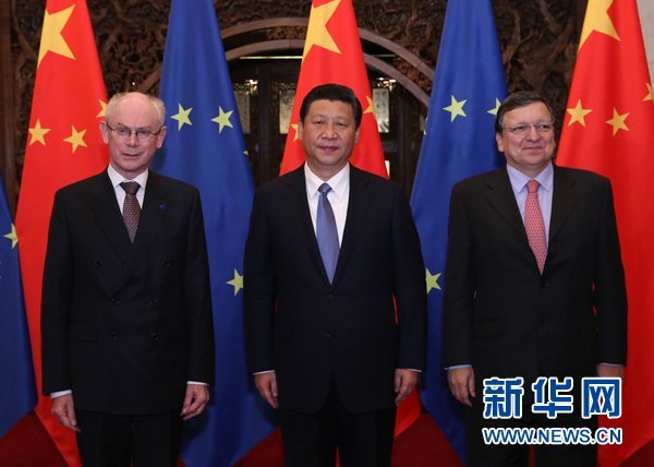 習(xí)近平會(huì)見(jiàn)歐洲理事會(huì)主席范龍佩和歐盟委員會(huì)主席巴羅佐。新華社記者 龐興雷 攝 習(xí)近平會(huì)見(jiàn)歐洲理事會(huì)主席范龍佩和歐盟委員會(huì)主席巴羅佐。新華社記者 龐興雷 攝