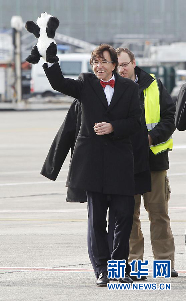 2月23日，在比利時(shí)首都布魯塞爾的國家機(jī)場(chǎng)，比利時(shí)首相迪呂波手舉熊貓玩具歡迎大熊貓“星徽”和“好好”