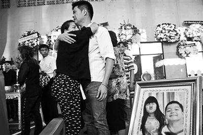 2月24日，泰國曼谷，民眾為在手榴彈襲擊中遇難的兩名兒童舉行葬禮，兩名兒童為姐弟二人，姐姐6歲，弟弟4歲