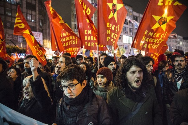 當(dāng)?shù)貢r間2014年2月25日，土耳其伊斯坦布爾，總理涉腐錄音引發(fā)全國抗議，要求本屆政府下臺。