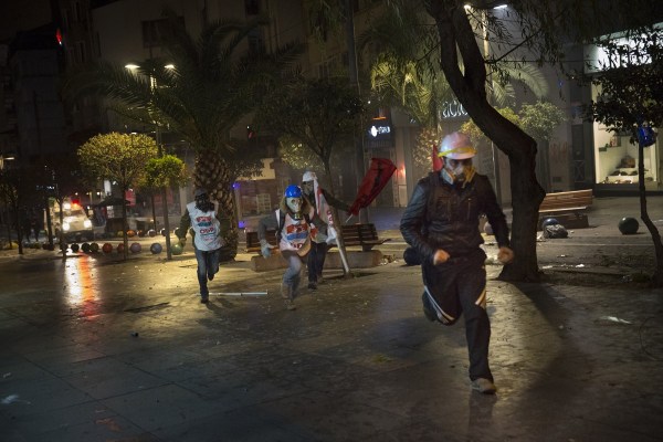 當(dāng)?shù)貢r間2014年2月25日，土耳其伊斯坦布爾，總理涉腐錄音引發(fā)全國抗議，要求本屆政府下臺。