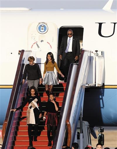 昨日下午5時(shí)30分，美國(guó)第一夫人米歇爾走出專機(jī)艙門(mén)，抵京開(kāi)始訪華。與其一同來(lái)訪的家庭成員還有她的母親