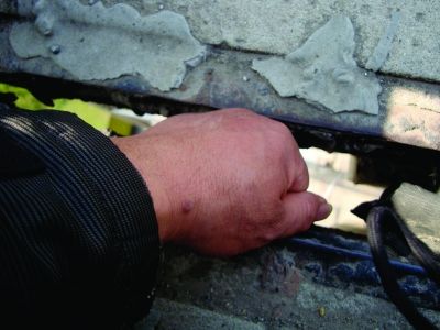 圖為大橋17號墩處橋面裂縫。梅建明 攝