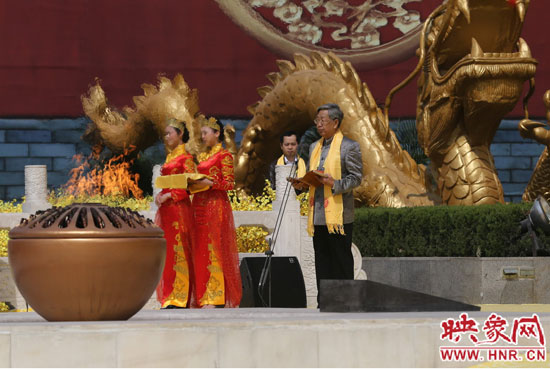 中華炎黃文化研究會會長許嘉璐宣讀拜祖大典拜祭文。映象網(wǎng)記者 邵恰 攝