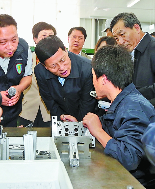 4月24日，省委副書記、省長謝伏瞻在濟源虎嶺產(chǎn)業(yè)集聚區(qū)考察。