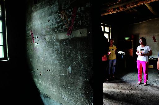 墻上寫(xiě)的是姊妹三個(gè)的生日