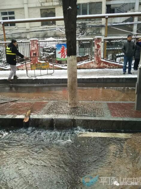 平頂山市區(qū)一自來水管爆裂 街道變河流 平頂山市區(qū)一自來水管爆裂 街道變河流