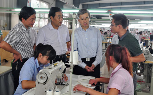 河南省委副書(shū)記鄧凱在濮陽(yáng)調(diào)研黃河灘區(qū)