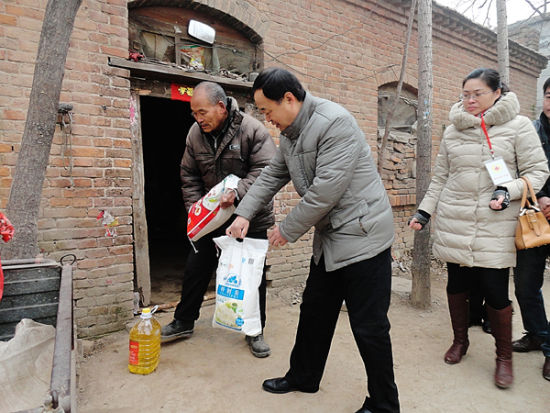 新鄉(xiāng)“紅十字博愛送萬家”救助貧困家庭 新鄉(xiāng)“紅十字博愛送萬家”救助貧困家庭