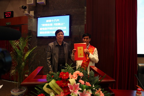 河南平頂山魯山縣電視臺(tái)的記者張朝岑，接過(guò)了河南電視臺(tái)9頻道總監(jiān)張克宣遞上的聘書(shū)。