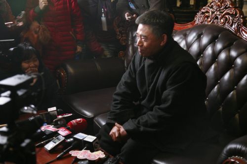 各路記者的長槍短炮對準了《大河兒女》主演陳寶國。