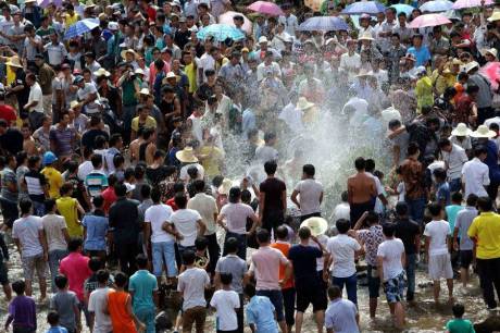 廣西舉辦鬧魚節(jié) 上萬人水塘抓魚 廣西舉辦鬧魚節(jié) 上萬人水塘抓魚