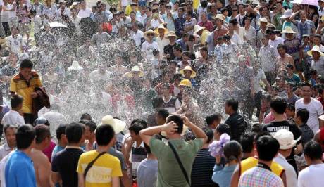 廣西舉辦鬧魚節(jié) 上萬人水塘抓魚 廣西舉辦鬧魚節(jié) 上萬人水塘抓魚