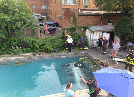 美女子駕車意外開進(jìn)泳池嚇壞游泳者 美女子駕車意外開進(jìn)泳池嚇壞游泳者