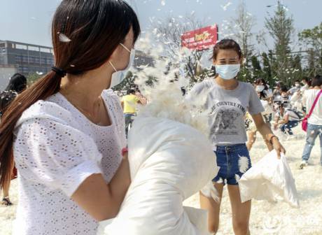 煙臺(tái)千人“枕頭大戰(zhàn)”迎中秋 煙臺(tái)千人“枕頭大戰(zhàn)”迎中秋