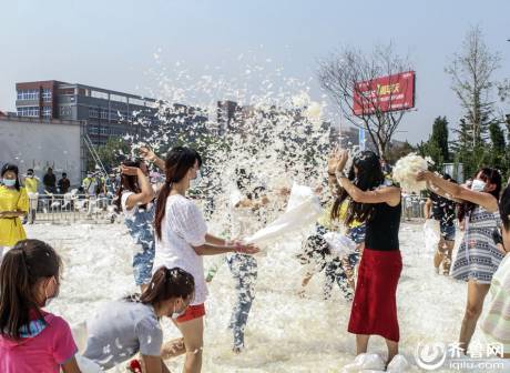 煙臺(tái)千人“枕頭大戰(zhàn)”迎中秋 煙臺(tái)千人“枕頭大戰(zhàn)”迎中秋