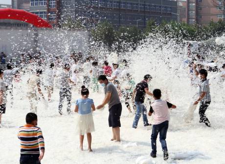 煙臺(tái)千人“枕頭大戰(zhàn)”迎中秋 煙臺(tái)千人“枕頭大戰(zhàn)”迎中秋