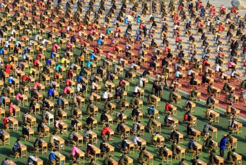 陜西寶雞1200名學(xué)生室外同考 陜西寶雞1200名學(xué)生室外同考