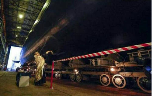 戰(zhàn)斗民族:牧師會開光能打槍懂賣萌 戰(zhàn)斗民族:牧師會開光能打槍懂賣萌