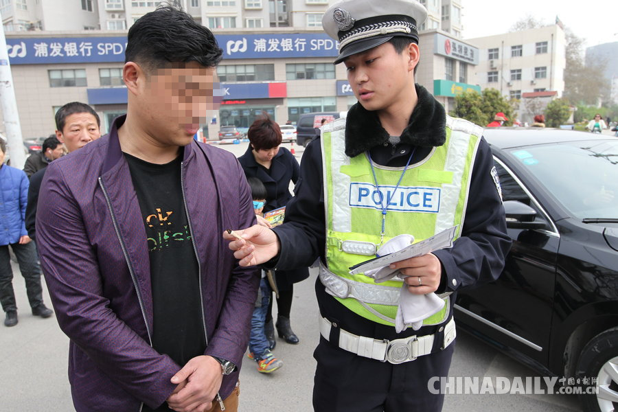 鄭州司機(jī)開(kāi)車(chē)隨手扔煙頭被罰100元