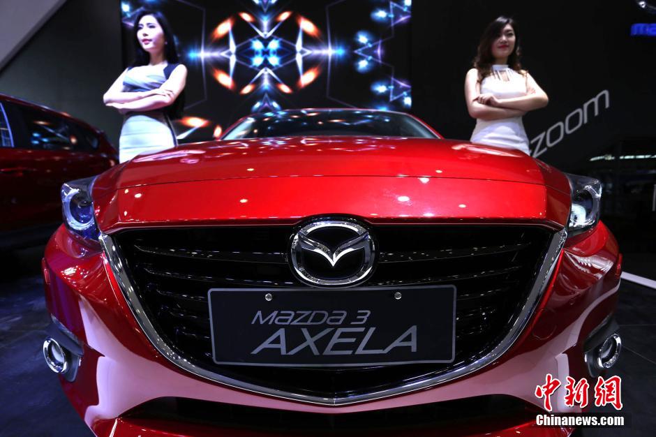 鄭州國(guó)際車展開(kāi)幕 嫩模走秀引圍觀