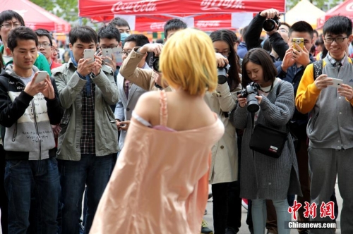 “Cosplay”美女云集西安交大櫻花節(jié) “Cosplay”美女云集西安交大櫻花節(jié)