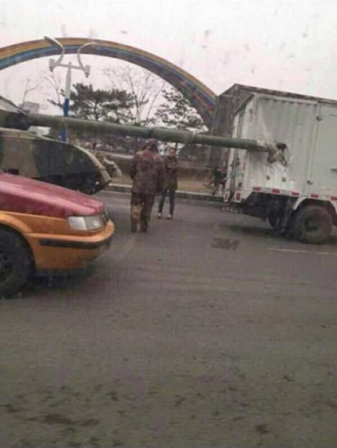 坦克追尾汽車瞬間 坦克追尾汽車瞬間