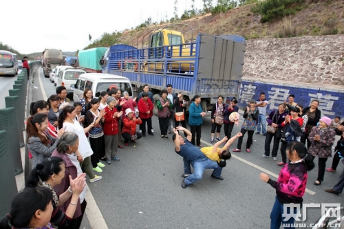 大叔大媽高速公路上 大叔大媽高速公路上