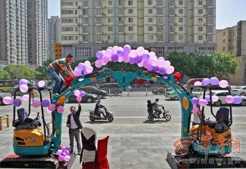 兩輛挖掘機(jī)搭婚禮拱門 兩輛挖掘機(jī)搭婚禮拱門