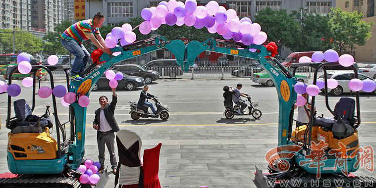 兩輛挖掘機(jī)搭婚禮拱門 兩輛挖掘機(jī)搭婚禮拱門