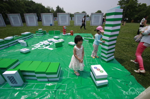 武漢市民開打巨型麻將 武漢市民開打巨型麻將