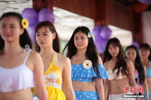 學(xué)生參加?；ㄐ２荽筚?穿比基尼秀身材
