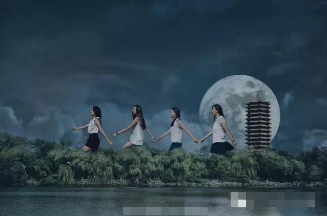 大學(xué)畢業(yè)爭(zhēng)拍創(chuàng)意照 北大女生化身巨人 大學(xué)畢業(yè)爭(zhēng)拍創(chuàng)意照 北大女生化身巨人