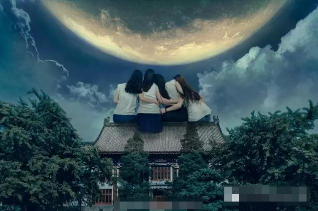 大學(xué)畢業(yè)爭(zhēng)拍創(chuàng)意照 北大女生化身巨人 大學(xué)畢業(yè)爭(zhēng)拍創(chuàng)意照 北大女生化身巨人