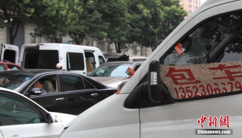 鄭州一醫(yī)院大門被“出院包車”包圍 鄭州一醫(yī)院大門被“出院包車”包圍