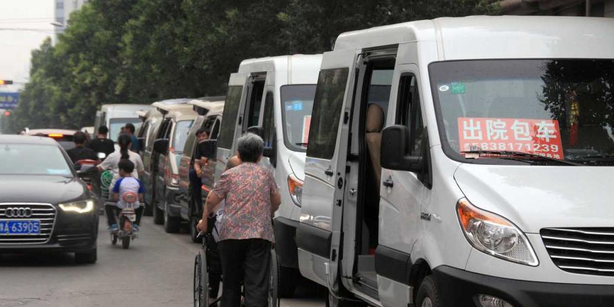 鄭州一醫(yī)院大門被“出院包車”包圍 鄭州一醫(yī)院大門被“出院包車”包圍