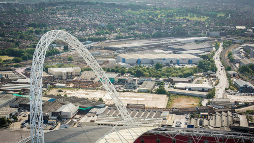 英國恐高癥小伙登頂134米溫布利球場 英國恐高癥小伙登頂134米溫布利球場