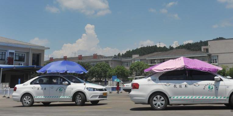 杭州一駕?，F(xiàn)遮陽(yáng)新招 教練車車頂撐傘