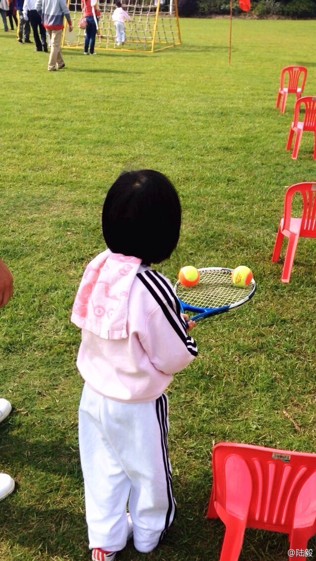 陸毅攜女參加親子運(yùn)動(dòng)會(huì)同做游戲 陸毅攜女參加親子運(yùn)動(dòng)會(huì)同做游戲