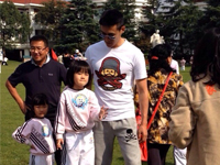 陸毅攜女參加親子運(yùn)動(dòng)會(huì)同做游戲 陸毅攜女參加親子運(yùn)動(dòng)會(huì)同做游戲