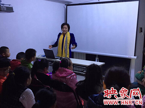 閆道平老師在給孩子們講解電影感悟 閆道平老師在給孩子們講解電影感悟