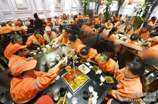 火鍋店閉門(mén)謝客 專(zhuān)門(mén)宴請(qǐng)180位環(huán)衛(wèi)工 火鍋店閉門(mén)謝客 專(zhuān)門(mén)宴請(qǐng)180位環(huán)衛(wèi)工